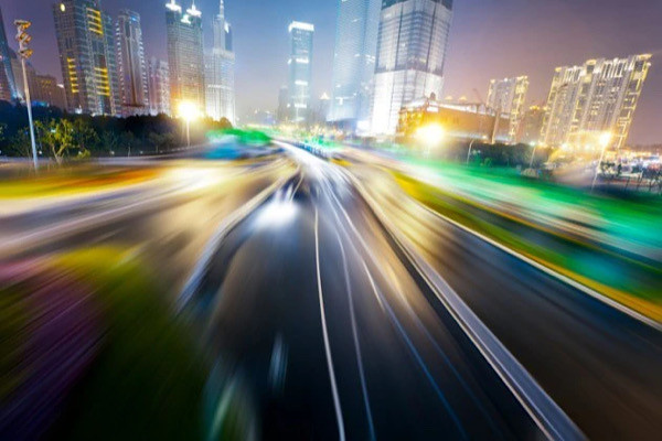 Một giả thuyết kỳ lạ khác cho rằng, tâm trái đất là của một chủng tộc người ngoài hành tinh trung lập. Mặc dù sống giữa một thế giới đầy đủ về lương thực, nhiên liệu, nhưng họ không sẵn sàng giúp đỡ loài người khi họ gặp các thảm họa như dịch bệnh, nạn đói, chiến tranh...