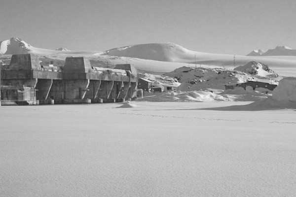 Từ đây, một số ý khiến cho rằng một số thành viên của Đức quốc xã vẫn sống an toàn trong căn cứ dưới lòng đất ở Nam Cực sau khi bại trận năm 1945.