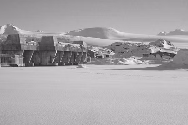 Từ đây, một số ý khiến cho rằng một số thành viên của Đức quốc xã vẫn sống an toàn trong căn cứ dưới lòng đất ở Nam Cực sau khi bại trận năm 1945.