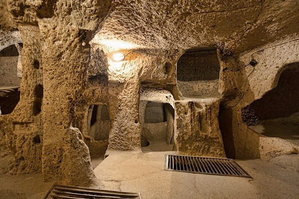 Thành phố ngầm Derinkuyu gồm khoảng 20 tầng, sâu khoảng 100 m, có hệ thống cung cấp nước ngọt, các đường thông khí, gian phòng được tách riêng cho phòng cá nhân, cửa hàng, phòng công cộng, giếng nước, kho chứa, lối thoát hiểm… Mời các bạn xem video: Khung cảnh thiên nhiên tuyệt đẹp tại các quốc gia ít dân nhất thế giới. Nguồn: VTC