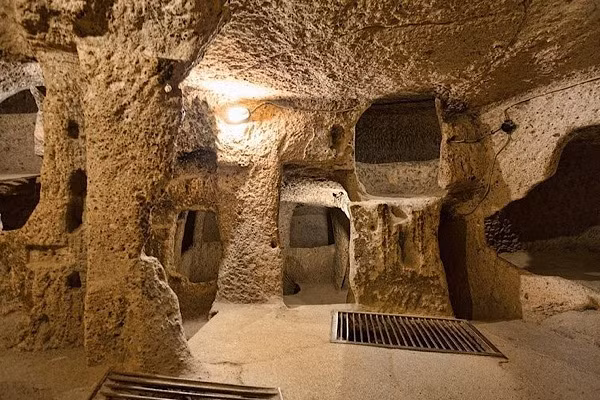 Thành phố ngầm Derinkuyu gồm khoảng 20 tầng, sâu khoảng 100 m, có hệ thống cung cấp nước ngọt, các đường thông khí, gian phòng được tách riêng cho phòng cá nhân, cửa hàng, phòng công cộng, giếng nước, kho chứa, lối thoát hiểm… Mời các bạn xem video: Khung cảnh thiên nhiên tuyệt đẹp tại các quốc gia ít dân nhất thế giới. Nguồn: VTC