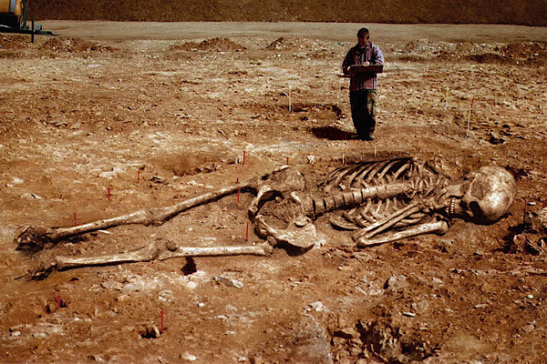 Agartha được cho là một vương quốc dưới lòng đất nằm bên dưới lục địa châu Á và liên kết với tất cả các lục địa khác trên thế giới bằng một mạng lưới đường hầm rộng lớn. Những đường hầm này được xây dựng, tạo thành một phần bởi tự nhiên và một phần bởi người dân Agartha.