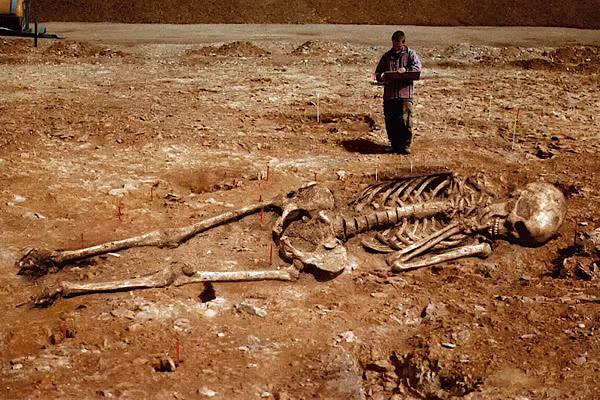 Agartha được cho là một vương quốc dưới lòng đất nằm bên dưới lục địa châu Á và liên kết với tất cả các lục địa khác trên thế giới bằng một mạng lưới đường hầm rộng lớn. Những đường hầm này được xây dựng, tạo thành một phần bởi tự nhiên và một phần bởi người dân Agartha.