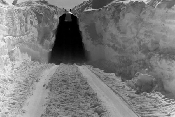 Dư luận cũng xôn xao câu chuyện người Mỹ phát hiện thế giới ngầm tại Bắc Cực. Theo những người ủng hộ giả thuyết này, phó đô đốc Mỹ Richard Byrd từng tìm thấy lối vào một nền văn minh của người ngoài hành tinh thông qua một vết nứt lớn ở Bắc Cực.