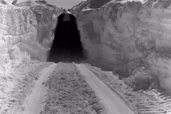 Dư luận cũng xôn xao câu chuyện người Mỹ phát hiện thế giới ngầm tại Bắc Cực. Theo những người ủng hộ giả thuyết này, phó đô đốc Mỹ Richard Byrd từng tìm thấy lối vào một nền văn minh của người ngoài hành tinh thông qua một vết nứt lớn ở Bắc Cực.