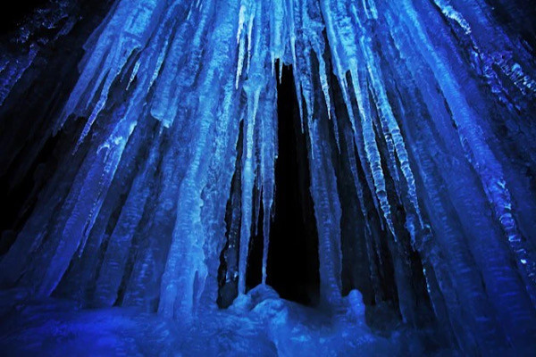 Một số nhà lý luận gần đây cho rằng, họ đã tìm thấy nhiều vương quốc có từ thời Ai Cập cổ đại nằm trong lòng đất. Những vương quốc này có nhiều công trình và lâu đài làm từ pha lê. Cũng giống như thế giới của người khổng lồ Agartha, các cư dân ở đây rất bí ẩn. Thông tin về cách sống và sự xuất hiện của họ rất hiếm.