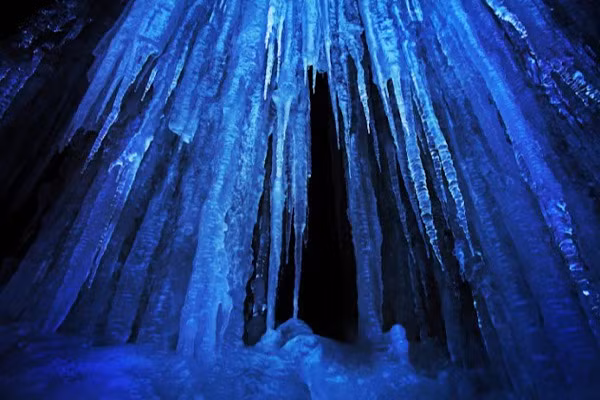 Một số nhà lý luận gần đây cho rằng, họ đã tìm thấy nhiều vương quốc có từ thời Ai Cập cổ đại nằm trong lòng đất. Những vương quốc này có nhiều công trình và lâu đài làm từ pha lê. Cũng giống như thế giới của người khổng lồ Agartha, các cư dân ở đây rất bí ẩn. Thông tin về cách sống và sự xuất hiện của họ rất hiếm.