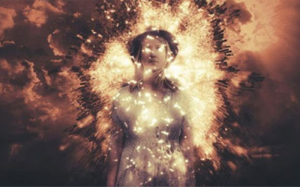 Kỳ bí hơn, Cornelio thỉnh thoảng biến mất rồi xuất hiện ở một nơi khác trước các thành viên trong gia đình, bạn bè và mọi người xung quanh. Để không xảy ra chuyện kỳ dị đó nữa, gia định quyết định khóa cửa phòng Cornelio. Thế nhưng, điều này không thể ngăn cậu bé thoắt ẩn thoắt hiện.