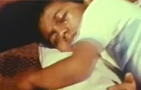 Rudolfo đã chạy thật nhanh về nhà Cornelio để báo tin nhưng cậu đã sốc toàn tập khi thấy bạn mình đang ở đó. Cornelio kể lại, cô gái bảo cậu đưa tay ra rồi sờ vào, bỗng nhiên cậu cảm thấy cơ thể nhẹ bỗng và chỉ trong tích tắc đã đứng trước nhà mình. Tuy nhiên, đây mới là sự bắt đầu của điều bí ẩn cho câu chuyện " dịch chuyển tức thời" của cậu bé này.