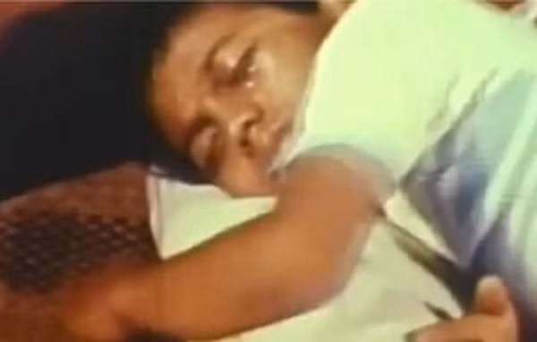 Rudolfo đã chạy thật nhanh về nhà Cornelio để báo tin nhưng cậu đã sốc toàn tập khi thấy bạn mình đang ở đó. Cornelio kể lại, cô gái bảo cậu đưa tay ra rồi sờ vào, bỗng nhiên cậu cảm thấy cơ thể nhẹ bỗng và chỉ trong tích tắc đã đứng trước nhà mình. Tuy nhiên, đây mới là sự bắt đầu của điều bí ẩn cho câu chuyện " dịch chuyển tức thời" của cậu bé này.