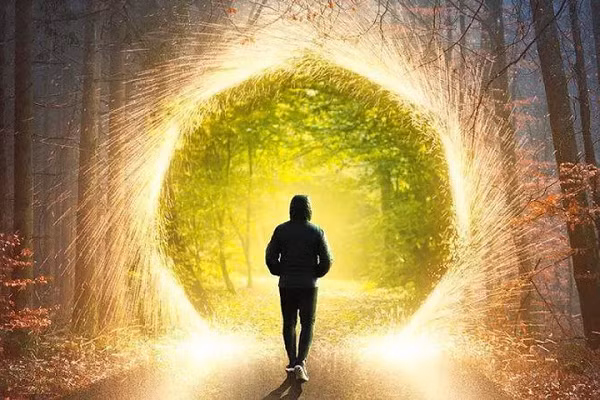 Cornelio được đưa đến các nhà tâm lý, bác sĩ, chuyên gia sức khỏe tâm thần để khám nhưng họ đều xác nhận cậu trong trạng thái bình thường. Sau cùng, người nhà đưa cậu đến một trung tâm chăm sóc sức khỏe tâm thần. Ở đây, Cornelio tỏ ra mất kiểm soát và luôn phá rối, nên lại phải đưa cậu về nhà.