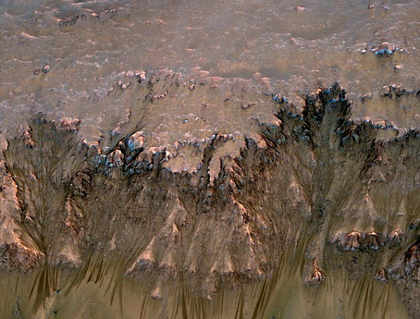 Bằng chứng đầu tiên về nước trên sao Hỏa do Cơ quan hàng không vũ trụ Mỹ NASA công bố vào năm 2006. Đó là hình ảnh cho thấy sự hiện diện của nước ở hai miệng núi lửa Terra Sirenum và Centauri Montes.