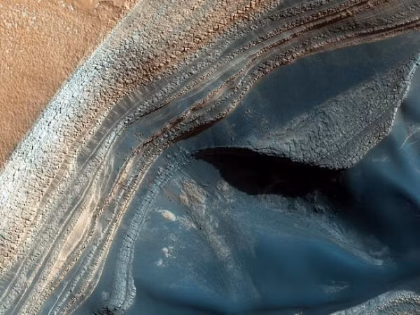 Vào ngày 31/7/2008, tàu đổ bộ sao Hỏa Phoenix của NASA đã xác nhận sự hiện diện của băng nước trên sao Hỏa, chứa các thành phần tương tự như nước trên Trái Đất.