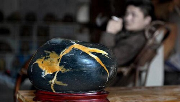 Có người đam mê và khát khao làm giàu đến mức họ bỏ toàn tâm toàn ý để theo đuổi con đường trở thành một chuyên gia đá quý. Theo những người này, chỉ cần tìm được hòn đá giá trị, một hộ dân nơi đây có thể đổi đời trong một đêm.