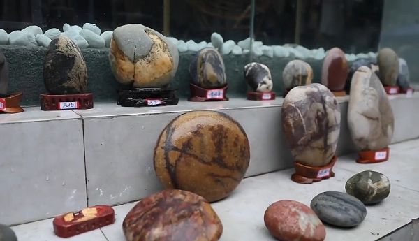 Chính những viên đá cuội này đã khiến Hà Gia Bá có tên gọi khác là Kỳ Thạch Trấn. Khu vực sông Dương Tử ở đây có rất nhiều đá cuội với đủ mọi hình dáng, màu sắc kì lạ tuyệt đẹp.