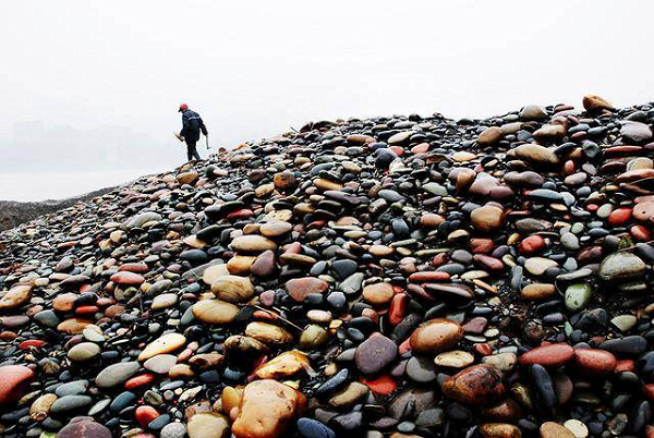 Theo một số chuyên gia, loại đá ở sông Dương Tử không phải đá bình thường và chỉ Hà Gia Bá mới có. Loại đá này có tên “Trường Giang kỳ thạch”.