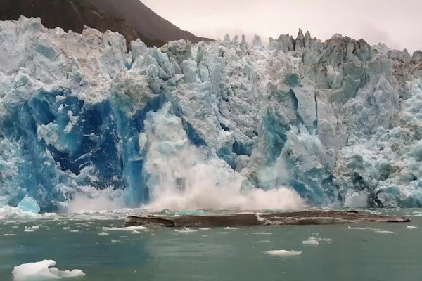 Một trong những lý do nhiều người cho rằng gây ra các vụ mất tích là địa hình tự nhiên thách thức cả những phi công kỳ cựu nhất. Năm 1947 máy bay Star Dust của hãng British South American Airways biến mất khi bay từ Buenos Aires, Argentina đến Santiago, Chile. Vụ tai nạn trở thành bí ẩn trong hơn 50 năm.