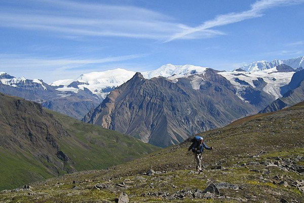 Vụ mất tích bí ẩn đầu tiên xảy ra vào năm 1950. 44 người có mặt trên chiếc máy bay quân sự Mỹ, Douglas C-54-D, dường như tan biến trong không khí. Vụ tai nạn xảy ra khi chiếc máy bay đang trong chặng hành trình từ Alaska đến Texas vào ngày 26/1/1950. Không có bất kỳ mảnh vỡ hay nạn nhân sống sót nào được tìm thấy.