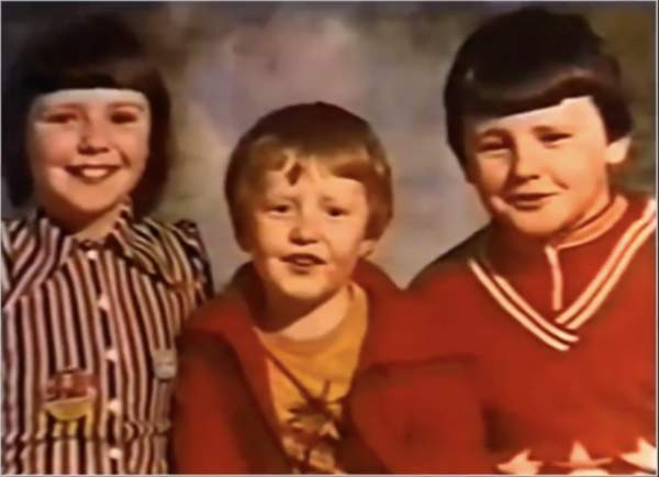 Jim hỏi: “Lúc đó con mặc bộ trang phục như thế nào?”. Edon trả lời: “Con mặc chiếc quần dài màu xám và đi ủng cao đến đầu gối, khoác chiếc áo khoác màu đen”. Jim đã đến thư viện để kiểm tra và thấy rằng buồng lái, huy hiệu và quân phục của không quân Đức Quốc xã trong Thế chiến thứ hai giống hệt như những gì được mô tả bởi con trai của mình.