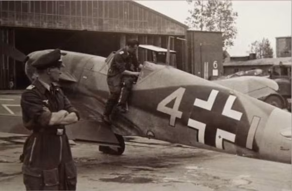 Edon kể lại rằng trong kiếp trước của mình, khi đó cậu mới 23 tuổi, đang ngồi trong buồng lái. Đột nhiên máy bay rung chuyển dữ dội, và sau đó cậu nhìn thấy các tòa nhà trên mặt đất ập tới, khắp nơi xung quanh đều là các mảnh thủy tinh. Lúc đó cậu muốn mở cửa khoang máy bay để thoát thân nhưng chân bên phải đã bị đứt gãy, máu không ngừng chảy.