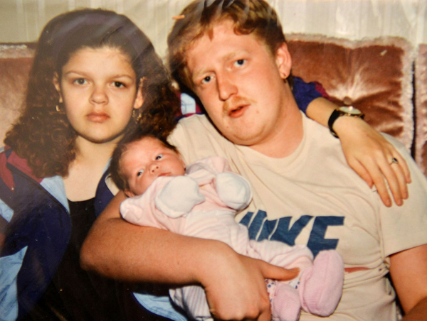 Sau đó, cậu chỉ vào vết bớt bên đùi rồi nói rằng đây là vết thương chí mạng của cậu lúc đó, cuối cùng vì mất máu quá nhiều mà chết. Cậu thậm chí còn buồn bã thốt lên: “Con sẽ chết một lần nữa trước khi bước sang tuổi 25”.