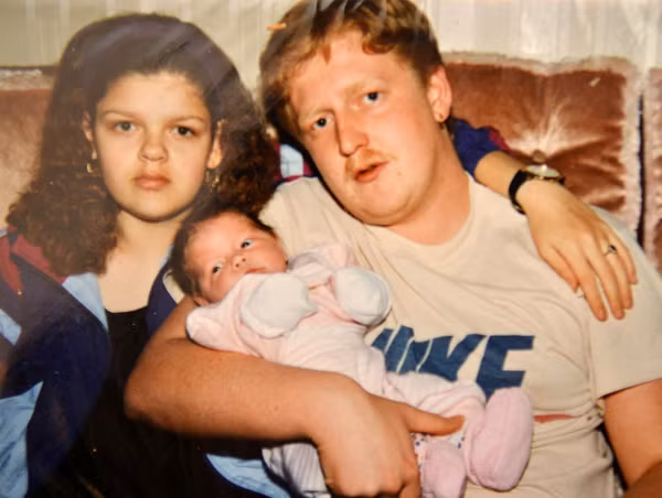 Sau đó, cậu chỉ vào vết bớt bên đùi rồi nói rằng đây là vết thương chí mạng của cậu lúc đó, cuối cùng vì mất máu quá nhiều mà chết. Cậu thậm chí còn buồn bã thốt lên: “Con sẽ chết một lần nữa trước khi bước sang tuổi 25”.