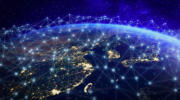 Tác động của Starlink đối với thiên văn học vẫn đang được tìm hiểu - nhưng những phản hồi ban đầu từ những người chuyên quan sát bầu trời đêm và các nhà khoa học là khá tiêu cực. Người ta lo ngại rằng Starlink sẽ gây ô nhiễm cho khu vực LEO với ánh sáng nhân tạo từ các vệ tinh.