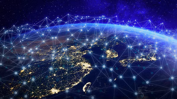 Tác động của Starlink đối với thiên văn học vẫn đang được tìm hiểu - nhưng những phản hồi ban đầu từ những người chuyên quan sát bầu trời đêm và các nhà khoa học là khá tiêu cực. Người ta lo ngại rằng Starlink sẽ gây ô nhiễm cho khu vực LEO với ánh sáng nhân tạo từ các vệ tinh.