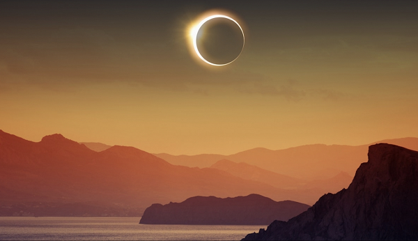 Khi diễn ra nhật thực toàn phần, bầu trời trở nên rất tối và người quan sát có thể trông thấy vành nhật hoa, lớp khí quyển phía ngoài của Mặt Trời, thông qua viền sáng bao quanh Mặt Trăng. Thông thường, vành nhật hoa bị che khuất bởi bề mặt quá sáng của Mặt Trời.