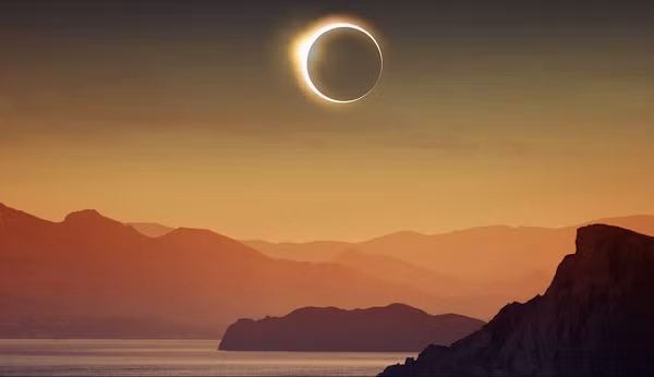 Khi diễn ra nhật thực toàn phần, bầu trời trở nên rất tối và người quan sát có thể trông thấy vành nhật hoa, lớp khí quyển phía ngoài của Mặt Trời, thông qua viền sáng bao quanh Mặt Trăng. Thông thường, vành nhật hoa bị che khuất bởi bề mặt quá sáng của Mặt Trời.