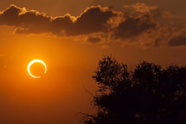 Nhật thực toàn phần xảy ra khi Mặt trời, Mặt trăng và Trái đất thẳng hàng với nhau. Nhật thực toàn phần sẽ kéo dài đến vài phút, tùy thuộc vào vị trí quan sát của bạn.