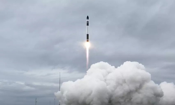 Vào tháng 4 năm 2020, Rocket Lab đã thực hiện thử nghiệm thành công phương pháp thu hồi tên lửa bằng máy bay trực thăng. Họ dùng một chiếc dù để hãm tốc độ rơi của tầng đẩy tên lửa, còn trực thăng sẽ được dùng để bắt tên lửa và giữ chặt nó.