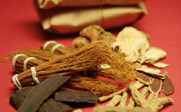 Khoa học hiện đại cũng đã chứng minh rất nhiều công dụng thần kỳ của nhân sâm. Chiết xuất nhân sân chứa ginsenoside. Hoạt chất này có tác dụng chống oxy hóa, ngăn chặn sự phát triển của gốc tự do trong các tế bào, đồng thời ức chế phản ứng viêm trong cơ thể.