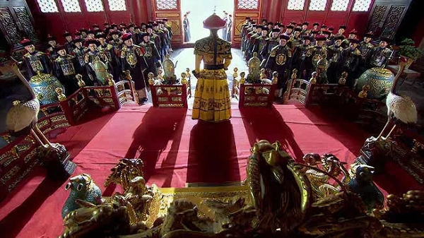 Hoàng đế Khang Hy quy định rằng, các buổi báo cáo của triều đình phải được tổ chức hàng ngày, các quan lại tập trung ở đúng vị trí từ trước đó. Bên cạnh đó còn có người chịu trách nhiệm chấn chỉnh những vị quan thiếu nghiêm túc, ai đến muộn sẽ bị khiển trách hoặc trừng phạt.