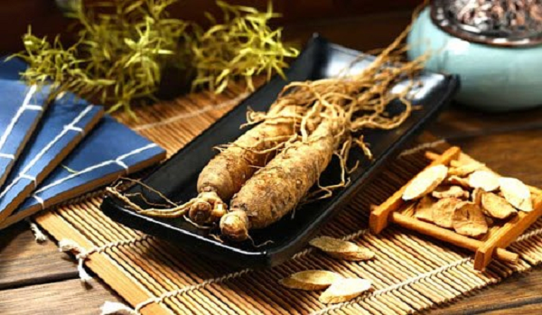 Trong đông y, sâm có vị đắng, tác dụng giảm mệt mỏi, cảm giác buồn nôn và khó chịu. Nhân sâm cũng có tác dụng tăng cường sức khỏe, có thể bồi bổ cơ thể khi phải làm việc với cường độ cao, giảm suy nhược. Bên cạnh đó, nhân sâm còn được cho là giúp giảm hồi hộp và căng thẳng.