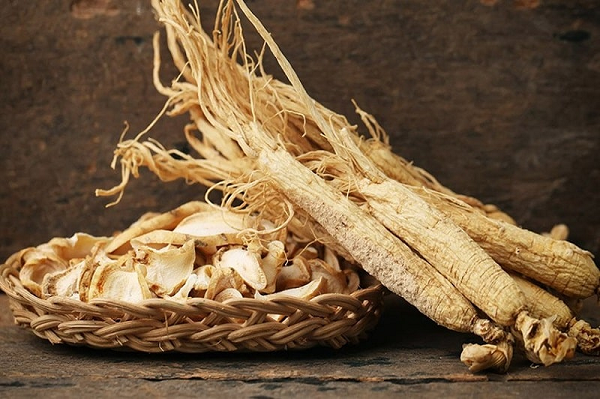 Thử nghiệm trên động vật cho thấy các thành phần ginsenosides và hợp chất K trong nhân sâm có thể giúp bảo vệ tế bào não khỏi tác hại của các gốc tự do, xoa dịu thần kinh, cải thiện trí nhớ. Đồng thời chúng còn có tác dụng tích cực trong việc cải thiện hành vi và nhận thức của người bị Alzheimer.