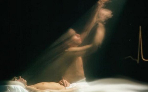 Ông nói rằng ngay cả khi thân xác chết đi, chúng ta vẫn tồn tại dưới dạng thức "một nguồn năng lượng có cường độ 20 watt". "Mặc dù thân xác chắc chắn sẽ bị phân huỷ, nhưng người đã chết đó vẫn có cảm giác về sự sống – thông qua cái tư tưởng rằng "Tôi là ai?"".