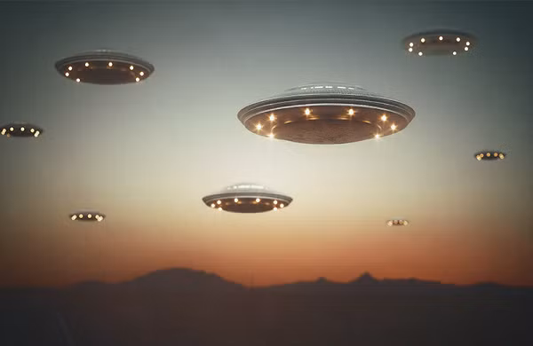 Ngôi làng sa mạc cổ kính Dulce, tại bang New Mexico, nổi tiếng với Khu Bảo tồn Jicarilla Apache. Cộng đồng nhỏ bé và khiêm tốn này lại là điểm đến đặc biệt hấp dẫn với những người tò mò về người ngoài hành tinh, và đa số đều tin rằng bên dưới thị trấn là một cơ sở quân sự 7 tầng bí mật được gọi là Căn cứ Dulce.