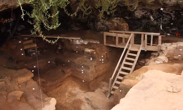 Các nhà nghiên cứu cho biết, họ đã tìm thấy một số bằng chứng sớm nhất về việc con người sử dụng quần áo trong một hang động ở Marocco. Cụ thể họ đã tìm thấy 62 chiếc xương từ các lớp trầm tích có niên đại từ 120.000 đến 90.000 năm trước, có dấu hiệu đã được chế tác thành công cụ.