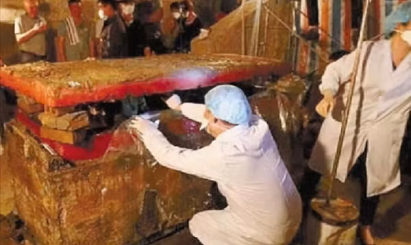 Ngày 10 tháng 3 năm 2003, 1 đội khảo cổ học đã phát hiện ra 1 cỗ quan tài cực lớn màu đỏ tươi tại dãy núi Turki, nội Mông Cổ. Chiếc quan tài nằm trong một ngôi mộ nhỏ, có vẻ như là mộ của một người bình thường.