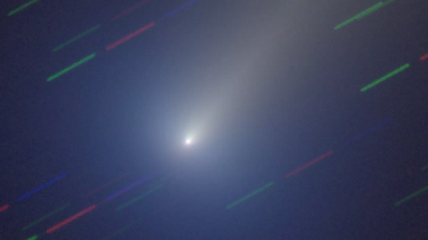 Nó di chuyển gần mặt trời nhất vào ngày 3/1, cách khoảng 90 triệu km. NASA cho biết nếu sao chổi không tan rã, quỹ đạo sẽ đưa nó vào không gian giữa các vì sao và không bao giờ quay trở lại.