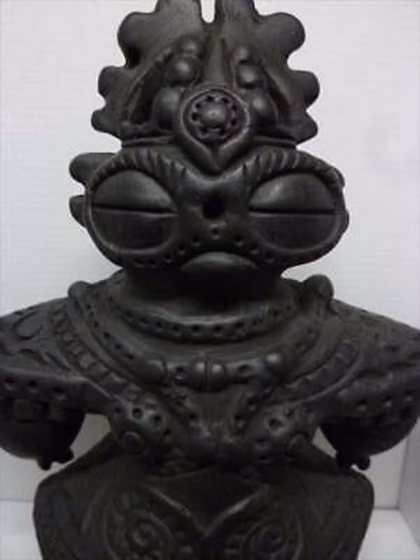 Những bức tượng Dogu có hình dáng giống con người nhưng chắc chắn không phải là con người. Bộ đồ bí ẩn mà những bức tượng này mặc, chiếc mũ sắt và thứ như là kính bảo hộ khá lạ lẫm đối với thời kỳ đó trong lịch sử loài người.