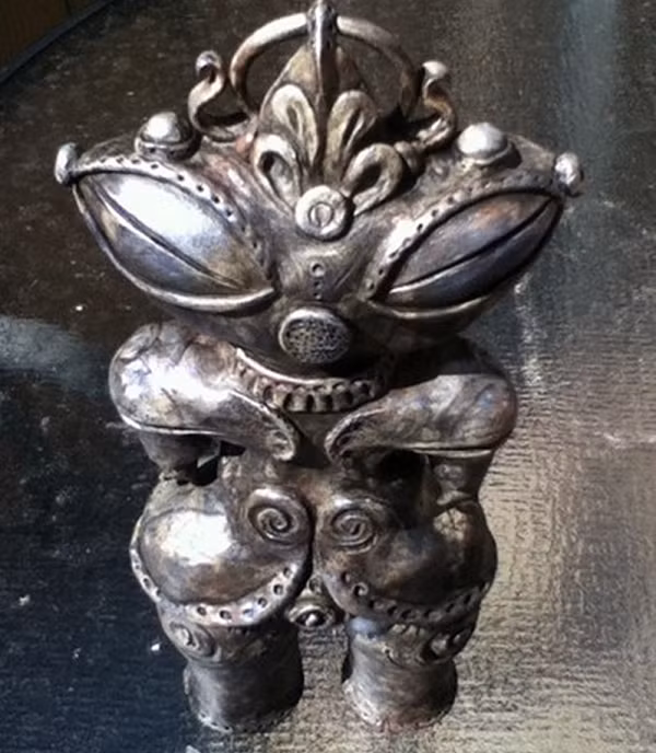 Tuy nhiên, một số người theo thuyết âm mưu lại cho rằng, những bức tượng Dogu đại diện cho những du khách ở thế giới khác, những sinh vật ngoài hành tinh đã đến Trái đất hàng ngàn năm trước.