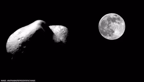 Kamo'oalewa là một bán vệ tinh - phân loại phụ của những tiểu hành tinh gần Trái đất quay quanh Mặt trời nhưng vẫn tương đối gần Trái đất. Hiện có ít thông tin về những bán vệ tinh như Kamo’oalewa do nhóm vật thể này mờ nhạt và khó quan sát.