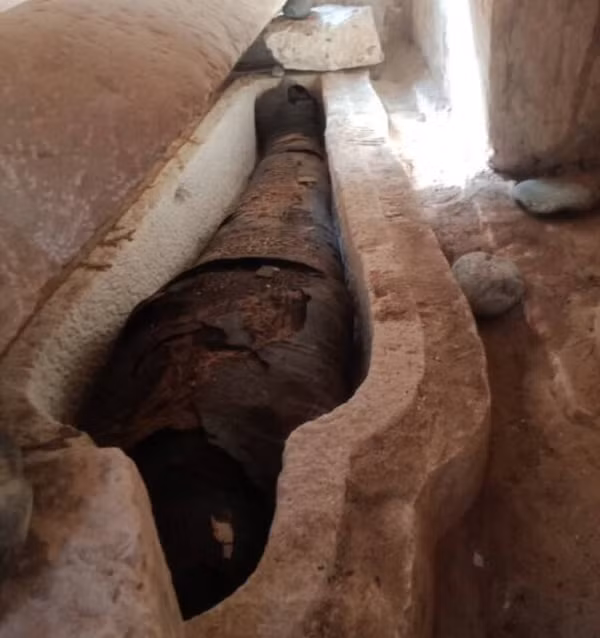 Có thể suy đoán, những kẻ trộm mộ không dám lấy đi chiếc lưỡi của người phụ nữ dù đã mở quan tài của cô ra, cũng như không tiếp tục công việc với ngôi mộ liền kề, nơi người đàn ông an nghỉ.