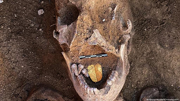 Những kẻ trộm có thể đã lấy đi vài đồ tạo tác, khiến cơ thể cô hư hại nhiều, nhưng chỉ có chiếc lưỡi bằng vàng vẫn nguyện vẹn.