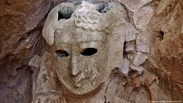 Tuổi thọ trung bình của một người Ai Cập cổ đại chỉ khoảng 40 năm. Chính vì lẽ đó, họ quan niệm, chuẩn bị cho cuộc sống dài lâu và hạnh phúc ở thế giới bên kia mới thực sự là việc đáng chú trọng. Ướp xác ở Ai Cập cổ đại không chỉ là xu thế, mà còn thể hiện rõ đẳng cấp trong xã hội.