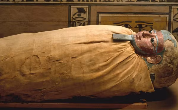 Xác ướp có niên đại lâu nhất mà con người tìm thấy hiện là Xác ướp Hang Thần. Các nhà khảo cổ học Sydney và Georgia Wheeler đã khai quật xác ướp vào năm 1940 tại Spirit Cave ở Fallon, Nevada, Mỹ.