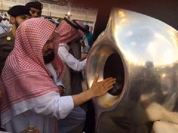 Nơi đặt hòn đá cũng ngăn cấm mọi người bàn tán, hay nói bậy… Người Hồi giáo cũng tin rằng, Hắc Thạch là một phần của đá trời. Có nhiều truyền thuyết về nó như khi Adam bị trục xuất khỏi vườn địa đàng, ông cảm thấy vô cùng tội lỗi.