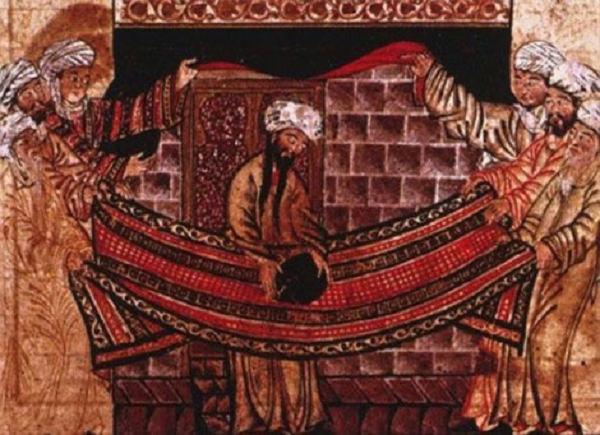 Nhà tiên tri Mohammed gọi Hắc Thạch là "bàn tay phải của Chúa", tượng trưng cho lòng trung thành và sự phục tùng. Có những ý kiến cho rằng, Hắc Thạch xuất hiện trong Ngày phán xét, có những đôi mắt để nhìn, chiếc lưỡi để nói chuyện. Những ai hôn lên hòn đá là để tỏ lòng thành kính với Thánh Allah.